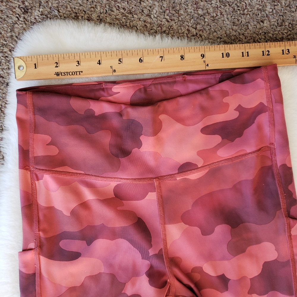 Athleta Ultimate Stash Pocket Printed 7/8 Tight Leggings Red Pink Camo Small - Picture 10 of 16
